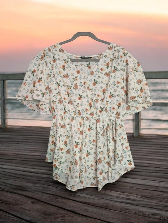 BloomChic Tops - Bloomchic Size 14 Floral Faux Wrap Flutter Sleeve Top EUC